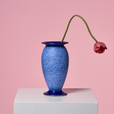 Niebieski, nakrapiany wazon 