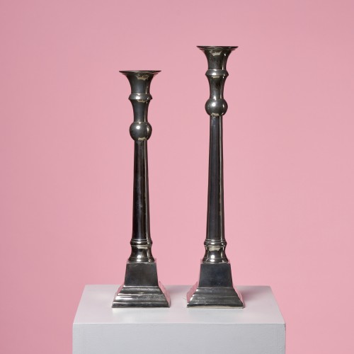 Para wysokich metalowych swiecznikow