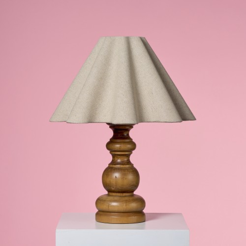 Drewniana lampa z abazurem vintage w stylu rustykalnym lub boho