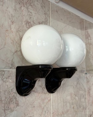 Para ceramicznych czarnych kinkietów